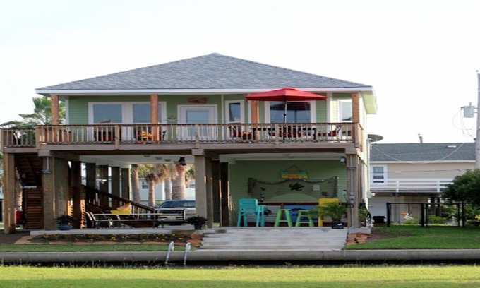 Jamaica Beach House | Canal House. Family/Pet friendly. Kayaks, Paddle Board & more.