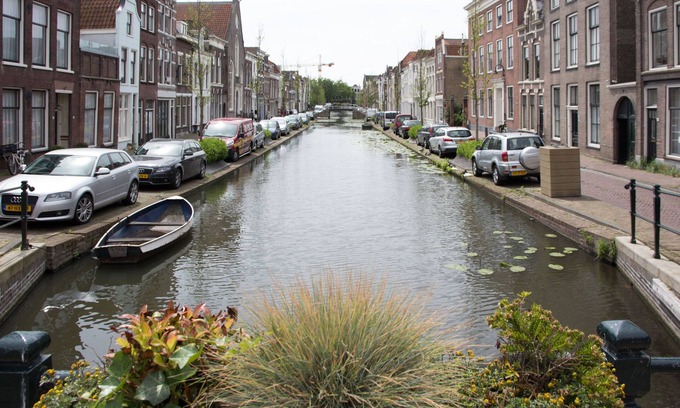 Gouda Apartment | Canal house top floor in historic center Gouda