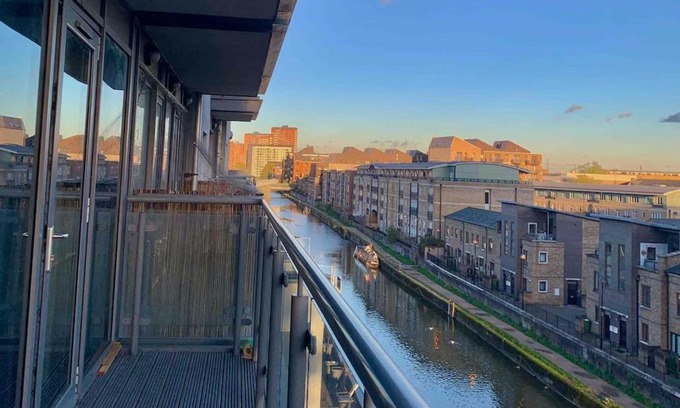 Bromley South House | Canal Room