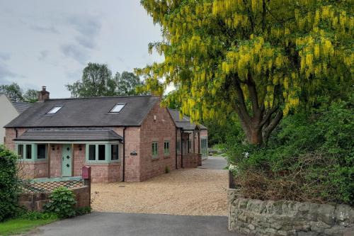 Tunstall House | Canal-side 5-Bed Cottage - Sleeps 10 Pet Friendly