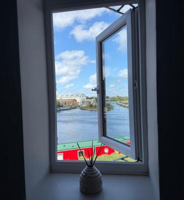Stanley House | Canal Side Cottage Wakefield