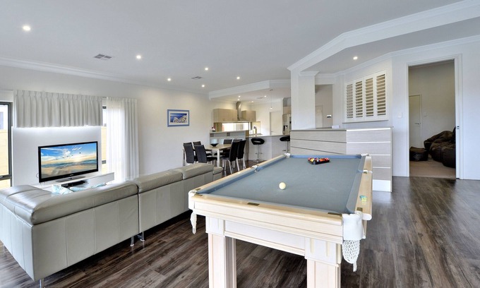 Wannanup House | Canal Sunset- Pool table, WIFI, Cinema Room