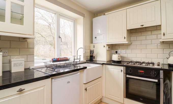 Walsden Cottage | Canal View