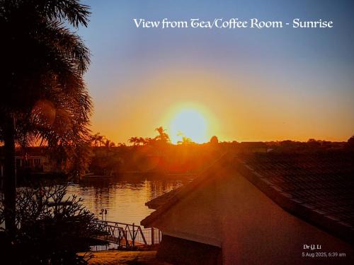 Banksia Beach House | Canal View Holiday-2 Rooms-max for 6-total 150m2 living
