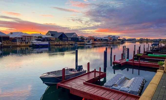 Halls Head House | Canal Vista - waterfront, dolphins, swans and sun in Halls Head, Mandurah