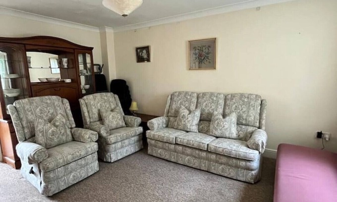 Ilminster House | Canal Way- Cozy 3-Bed House