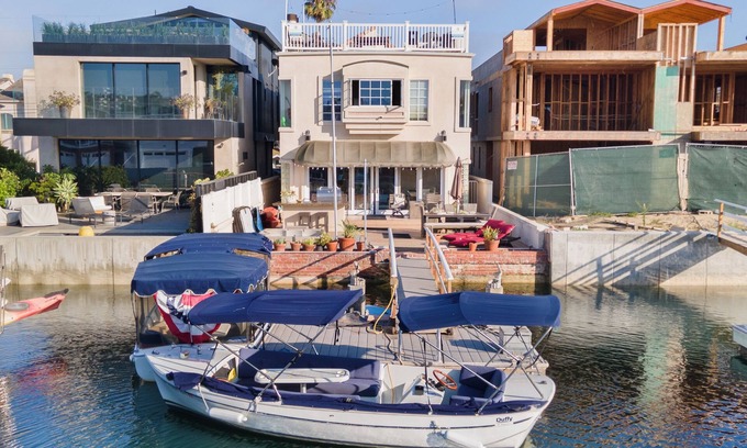 West Newport House | Canalfront Charmer by AvantStay | Waterfront w/Shared Dock + Hot Tub