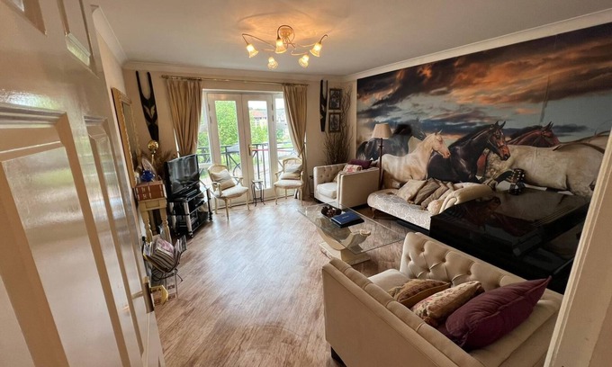 Hemel Hempstead Apartment | Canalside Chic – Your London Escape Starts Here! WIFI and Airport Transfers