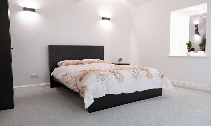 Ashton-under-Lyne House | Canalside Flat near Peak District and Manchester - amazing countryside walks