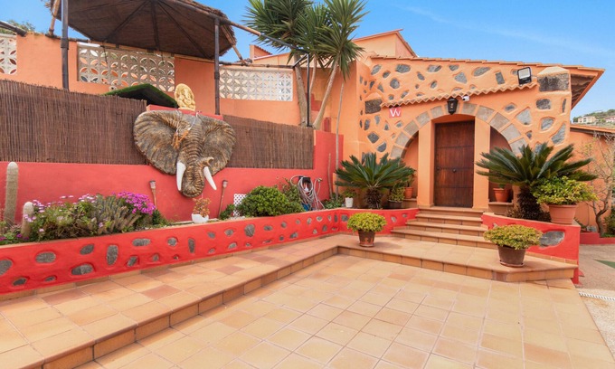 Las Brisas House | 'Canarian Retreat' with Sea Views, Private Terrace and Wi-Fi