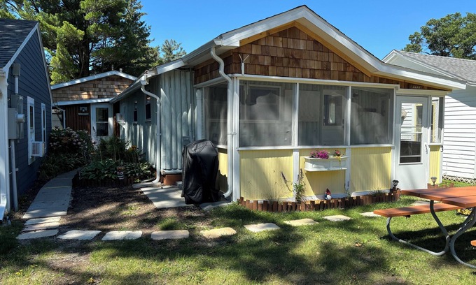 Ludington Cottage | Canary Cottage: Lakeside, Boat Slip, Beach, Family Friendly