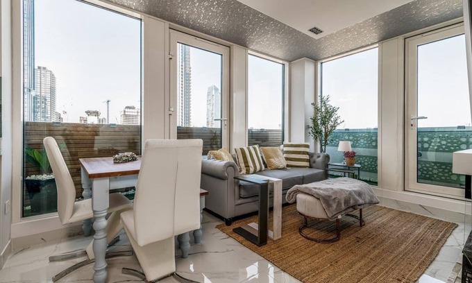 Isle of Dogs Apartment | Canary Wharf Retreat with Free Secure Parking