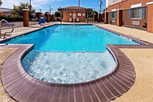 Baytown Hotel | Candlewood Suites Baytown by IHG