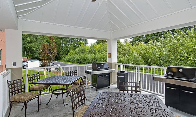 Burlington Hotel | Candlewood Suites Burlington South by IHG
