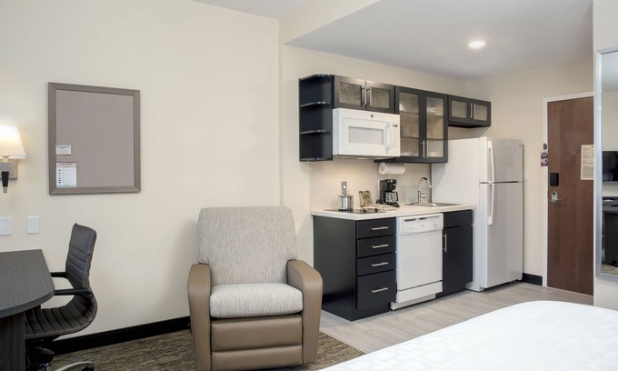 Country Walk Hotel | Candlewood Suites Miami Exec Airport - Kendall by IHG