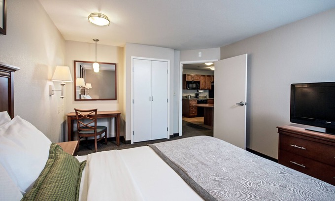 Perrysburg Hotel | Candlewood Suites Perrysburg by IHG