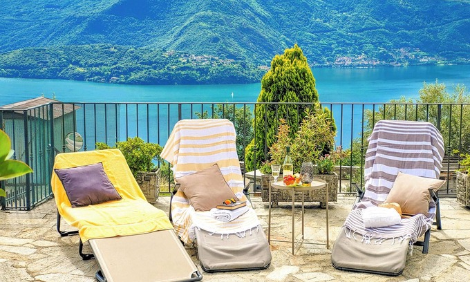 Stazzona Apartment | Caninett holiday flat with panoramic terrace