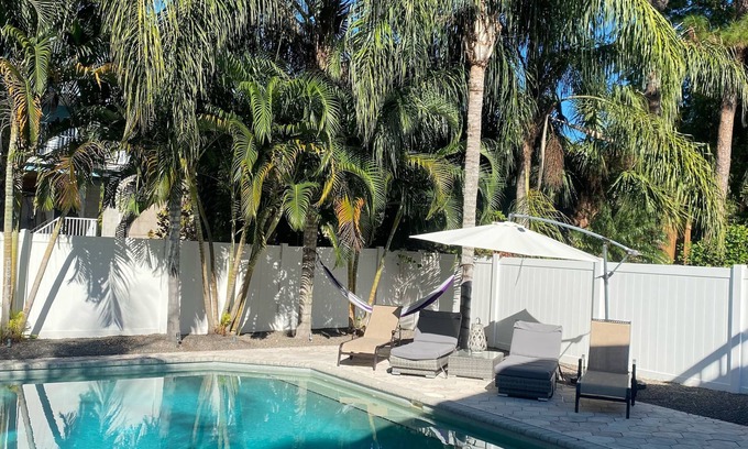 Palm Harbor House | Can’t Beat This Location walk to restaraunts Large House