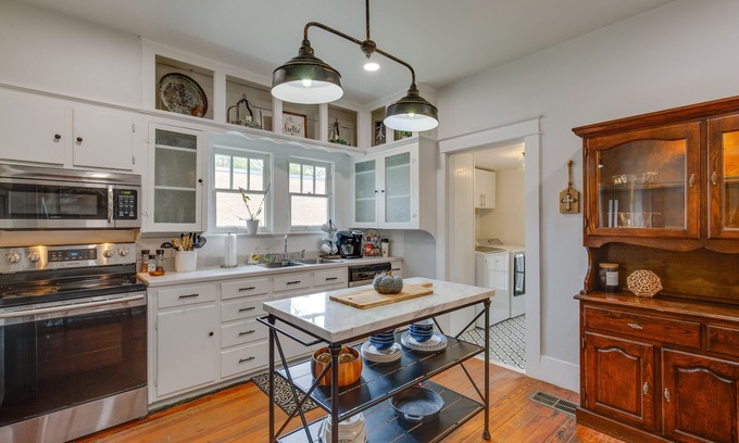 Canton House | Canton Home w/Porch < 1 Mile to First Monday!