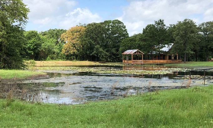 Van Zandt County Cabin | Canton Trade Days cabin! Romantic getaway!