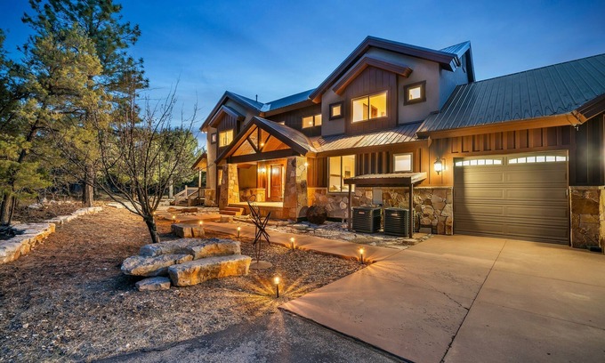 Zion National Park East Entrance Cabin | Canyon Ridge Retreat| hot tub, mins from Zion