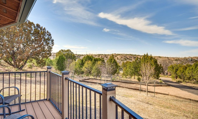 Palisades House | ‘Canyon Rim Retreat’ w/Private Yard & Hot Tub!