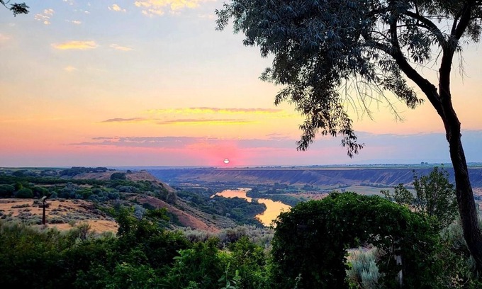 Buhl House | Canyonside Retreat - Park-like setting, Panoramic Views with Hot tub & Firepit!