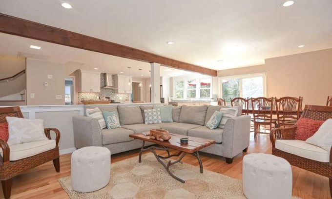 Centerville House | Cape Cod 4 BR + Loft close to beaches & Hyannis