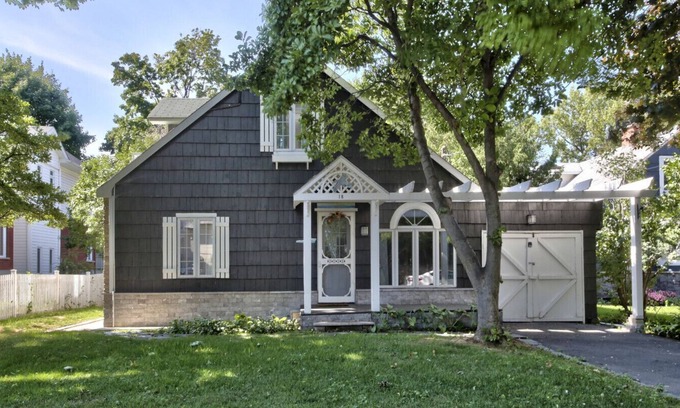 Dorval Ski Chalet | CAPE COD COTTAGE NEAR A LAKE