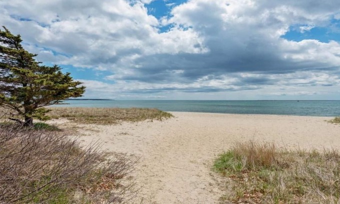 Hyannis House | CAPE COD GEM- BEACH RENTAL 500 YARDS FROM BEAUTIFUL KEYES BEACH