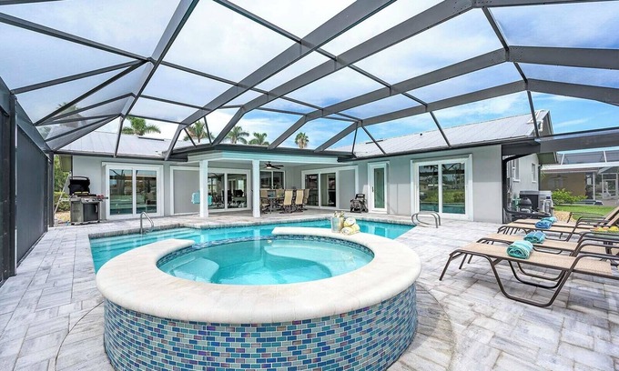 Pelican House | Cape Coral Beauty 4 BR/3BA - Boater's Paradise w/Sunset Dreams! (Boat Available)