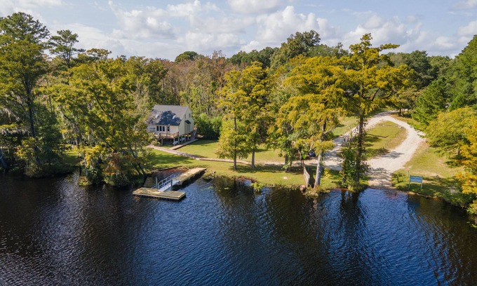 Rocky Point House | Cape Fear Treehouse Boat Ramp, Dock, Kayaks, Firepit, Games