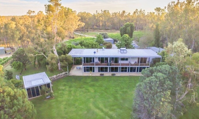 Lower Moira House | Cape Horn Vineyard 5 Bedroom House Riverfront