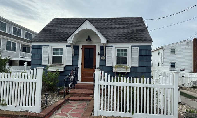 Cape May House | Cape May Fisherman's Cottage Located on historic Yacht Avenue in Cape May