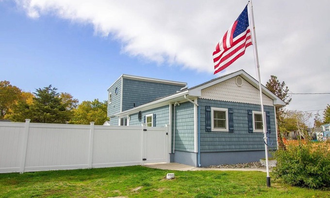 Villas House | Cape May Villas Pet Friendly 3 BR, 2 Bath home w/Hot Tub