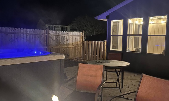 Town Bank House | Cape Mindy HOT TUB Sleeps 8, Dog & EV Friendly, Outdoor Shower