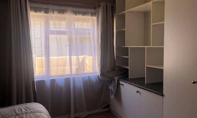 Plumstead House | Cape Town (Plumstead), South Africa, 3 bedroomed 2 bathrooms free standing house