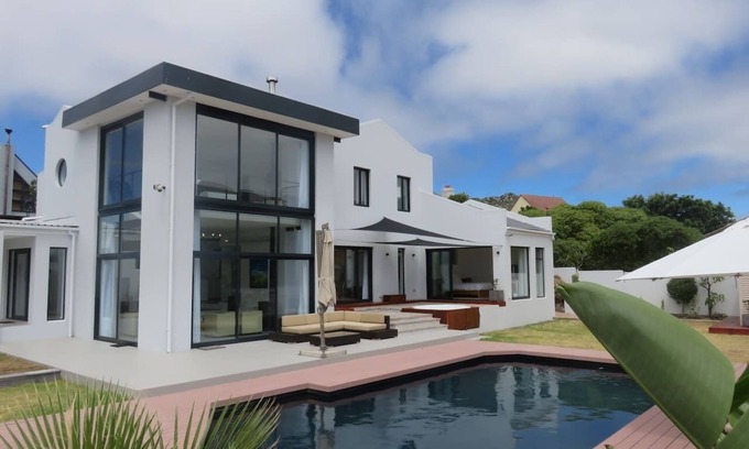 Capri Villa | Cape white villa (Load shedding free)
