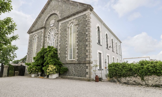 Llanrug Cottage | CAPEL MAWR, BASEMENT 19, pet friendly, with a garden in Llanrug