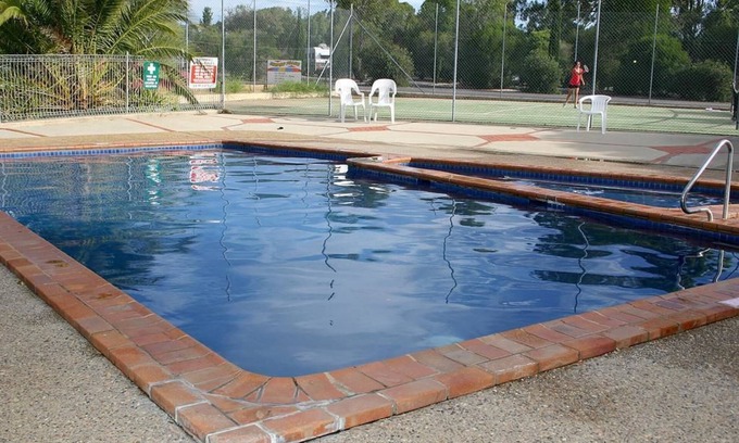Sutton Cottage | Capital Country Holiday Park