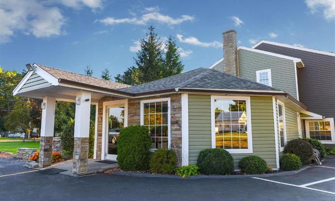 Rensselaer Hotel | Capital Inn and Suites