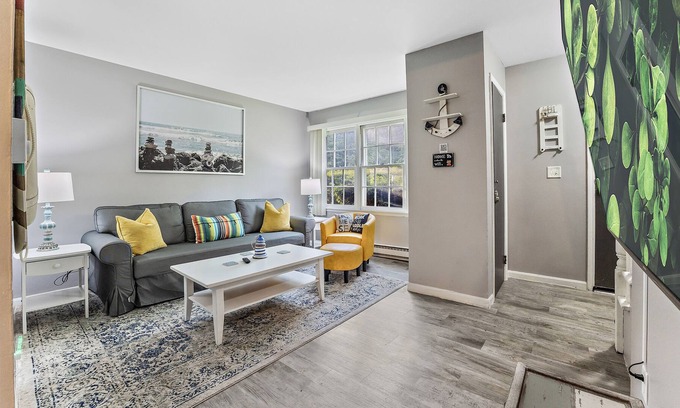 Yorkville Condo | Capitan's Quarter Themed Apartment, 75"TV, Garage/