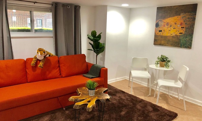 Kingman Park Bed & Breakfast | Capitol Hill Cozy w/Private Entrance Bsmt on a Budget - Sleeps 4, Free Parking