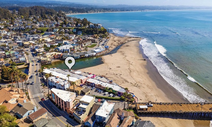 Capitola House | Capitola Venetian #1 – Historic Beachfront Getaway