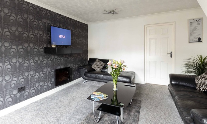 Loughborough House | CAPRI 13 SA 3 Bed - 6 Guests - Close to Uni & M1 - Parking - Wifi - Smart TV