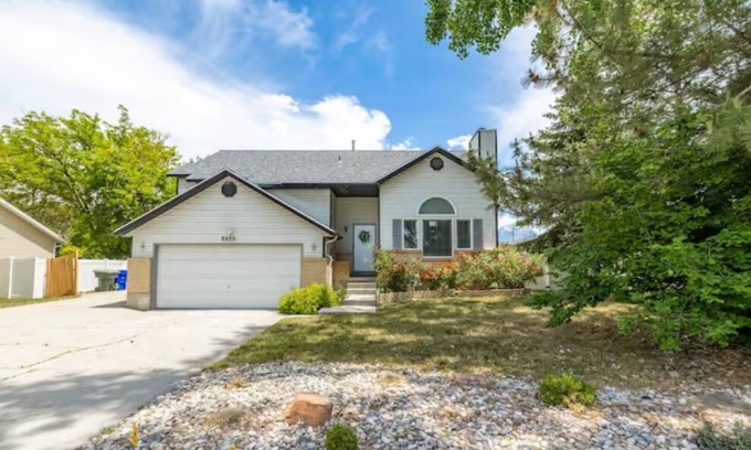 West Jordan House | Capt's Quarters | Big Backyard | 5 BD 2 B
