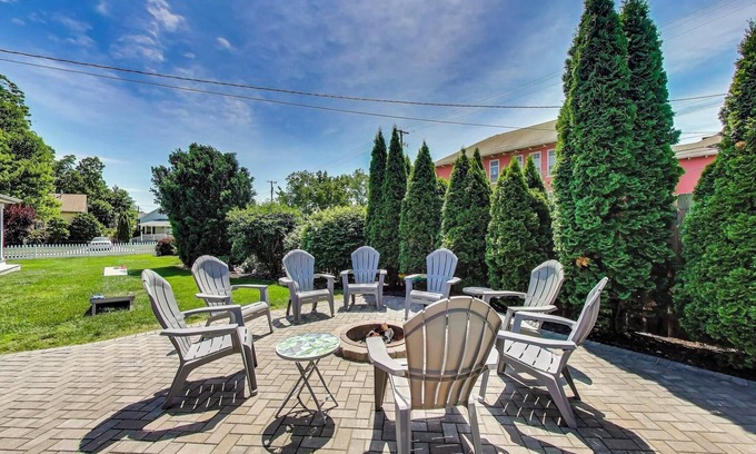 Lake Geneva House | Captain Cook: Walk to Lake, Hot Tub, Sleeps 9
