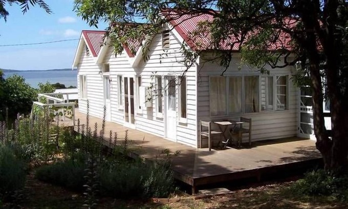 Rhyll Cottage | Captain Lock's Cottage(featured on 'Postcards') Open Fireplace and Pet Friendly