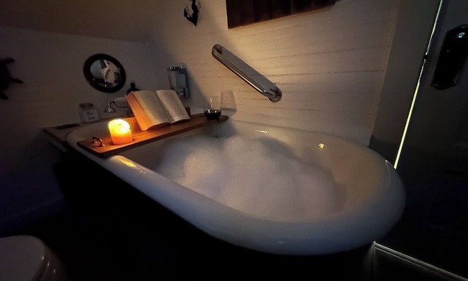 Seaview House | Captain's Cottage – A Unique Vintage stay & Nautical Retreat, Nautical Vintage stay w/soaking tub &