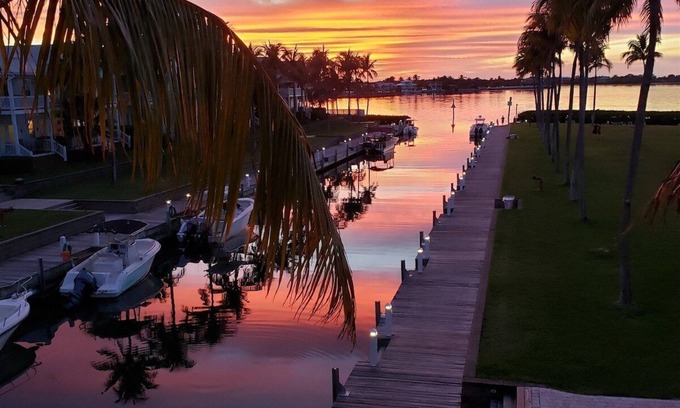 Indigo Reef Marina Homes House | Captain`s Cure~ Pet Friendly Unit w 31` Boat Slip!